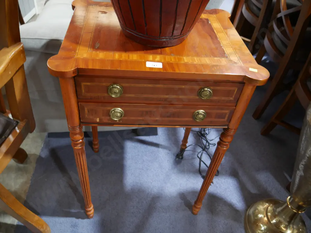2 drawer end table Image 1++