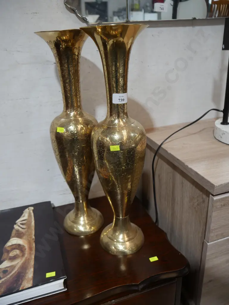 2 brass vases Image 1++
