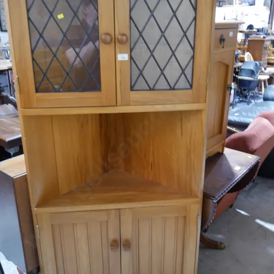 Corner cabinet