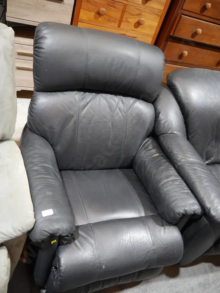 Black leather lazboy armchair Image 1++