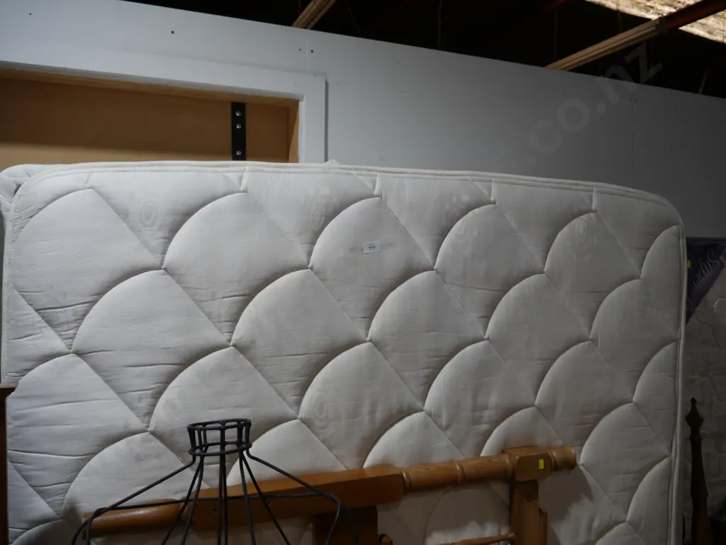 Queen bass and mattress headboard Image 1++