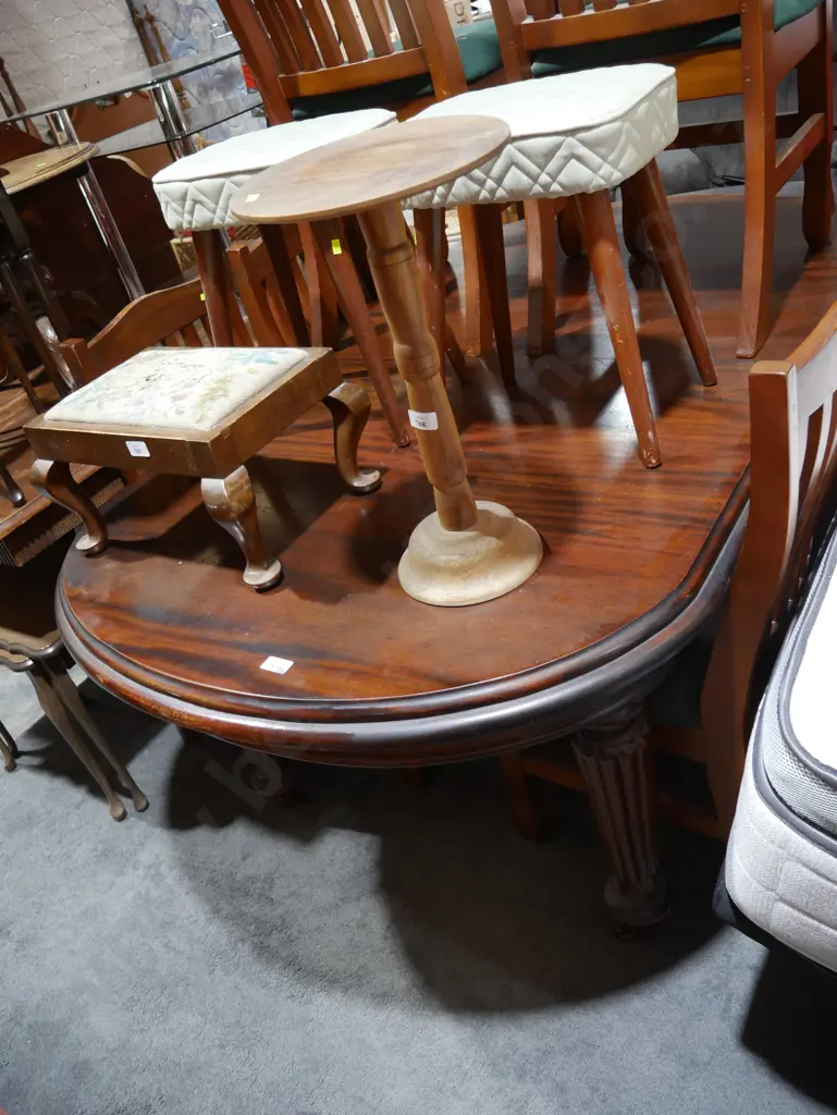 Dining table and six chairs Image 1++