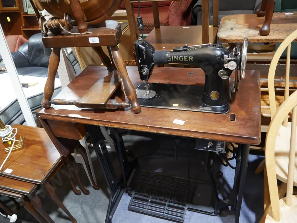 Singer sewing machine and table Image 1++