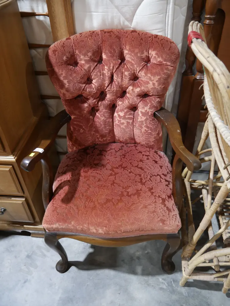 Deep button elbow chair Image 1++
