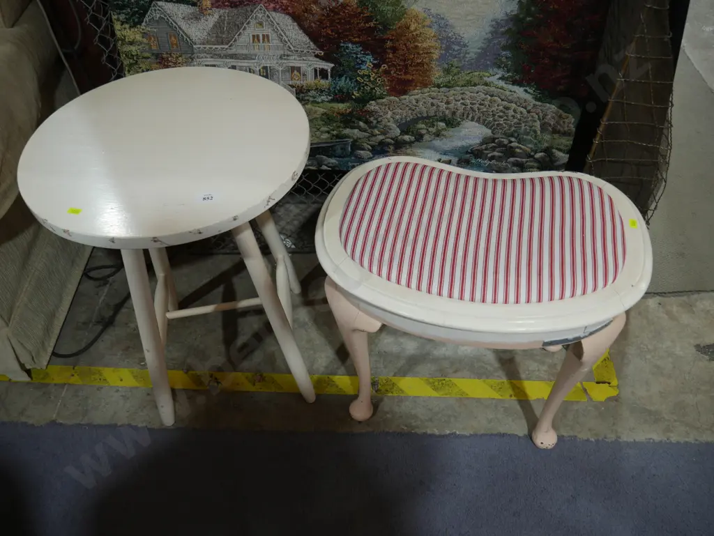 Stool and table Image 1++