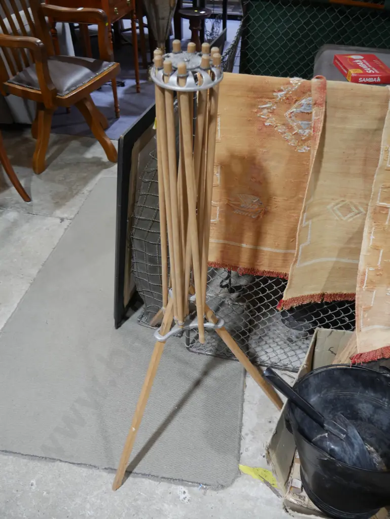 Clothes rack Image 1++