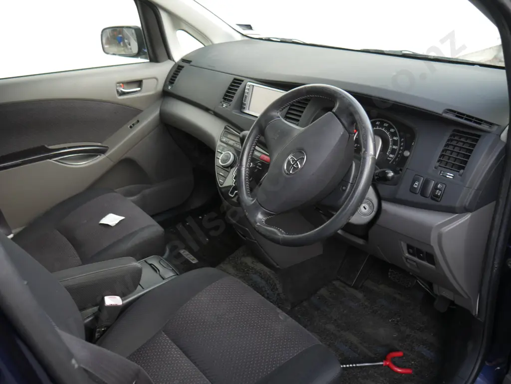 2005 Toyota Isis van Image 1++