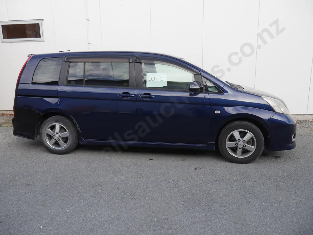 2005 Toyota Isis van Image 1++