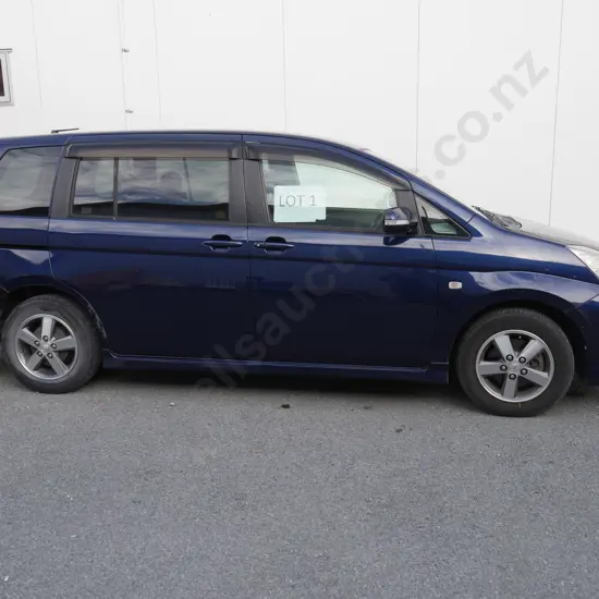 2005 Toyota Isis van