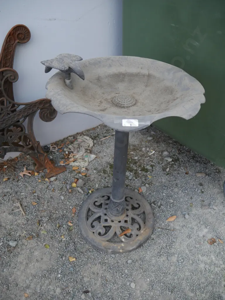 Plastic bird bath Image 1++