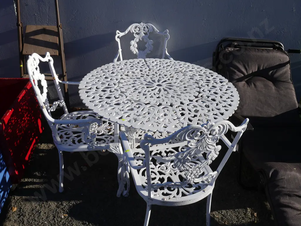 Round metal table and three chairs Image 1++