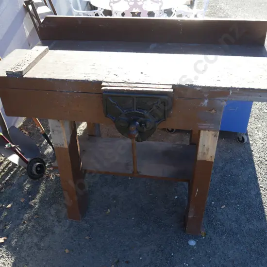 Workbench with vice