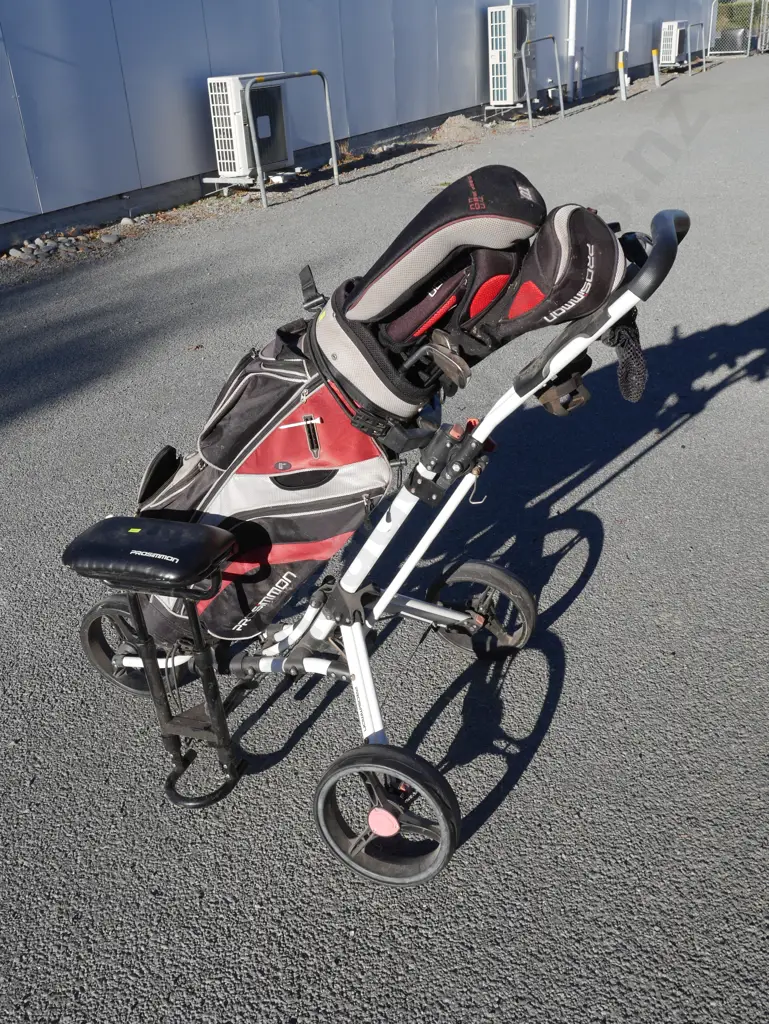 Golf clubs bag and trundler Image 1++