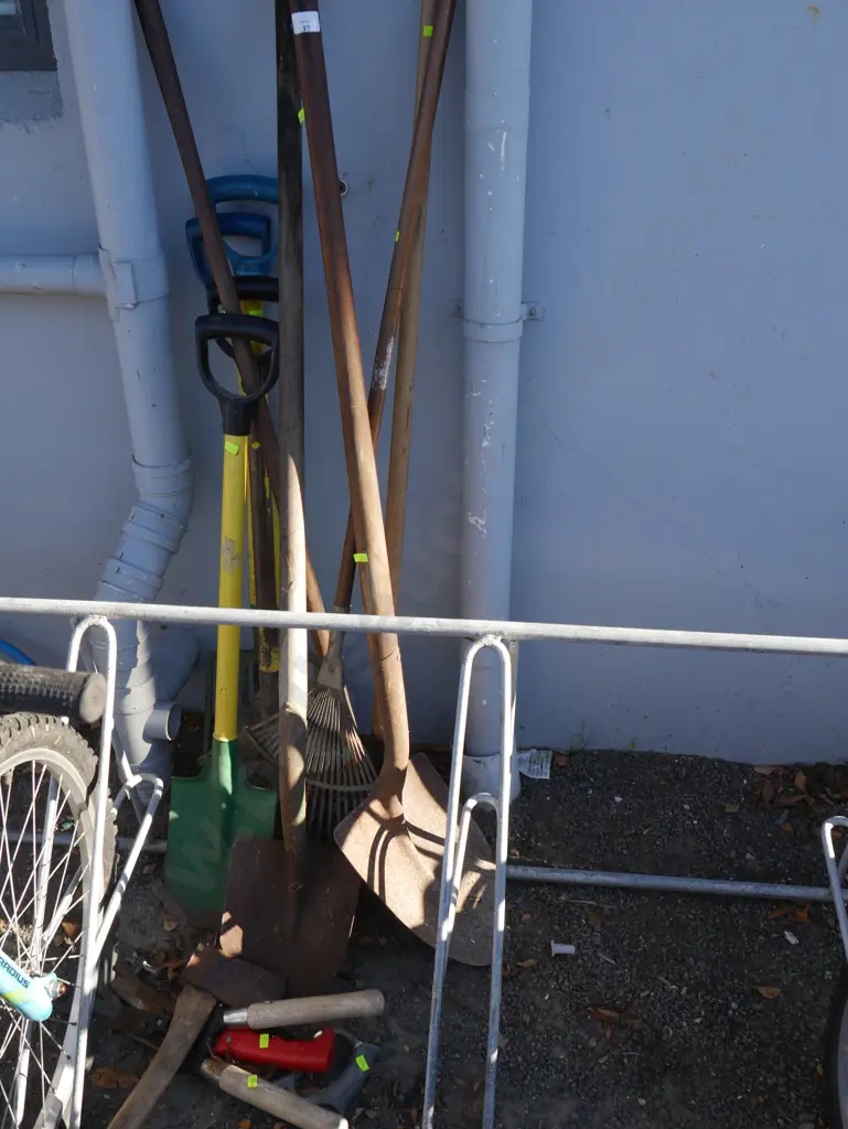 Assorted garden tools Image 1++