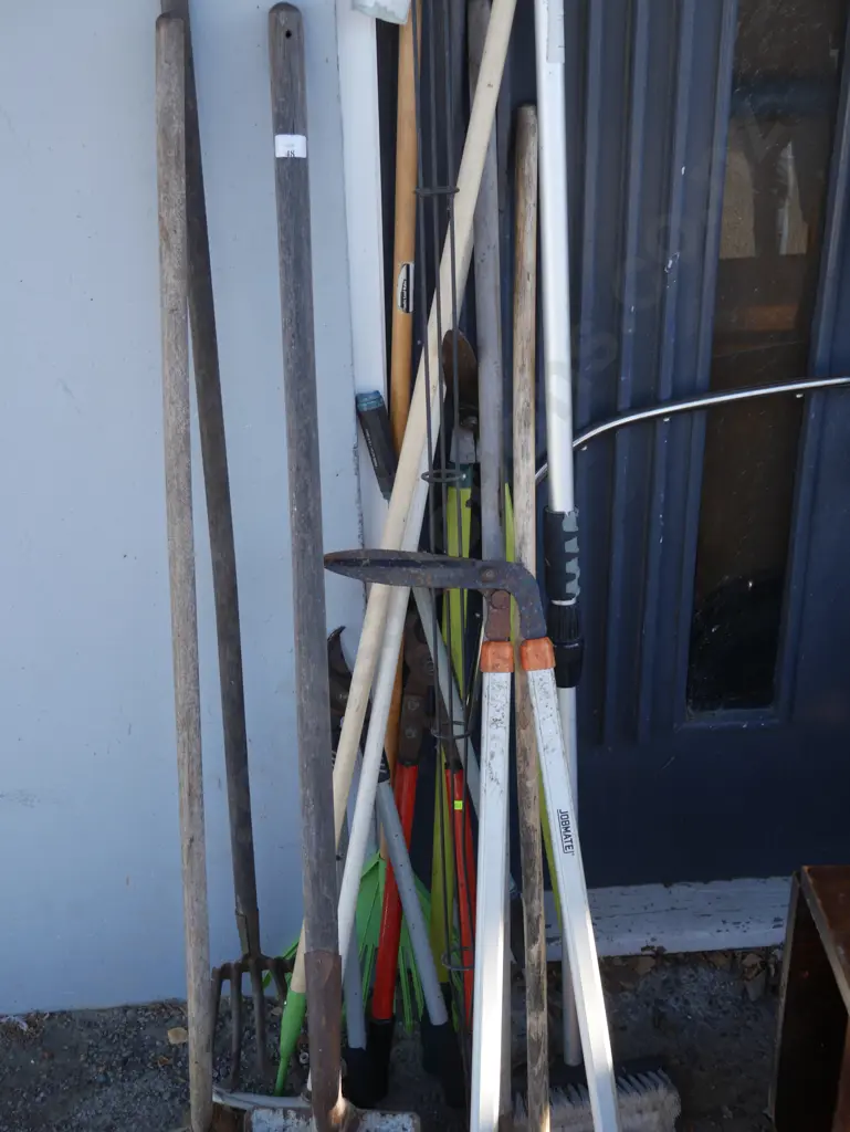 Assorted garden tools Image 1++