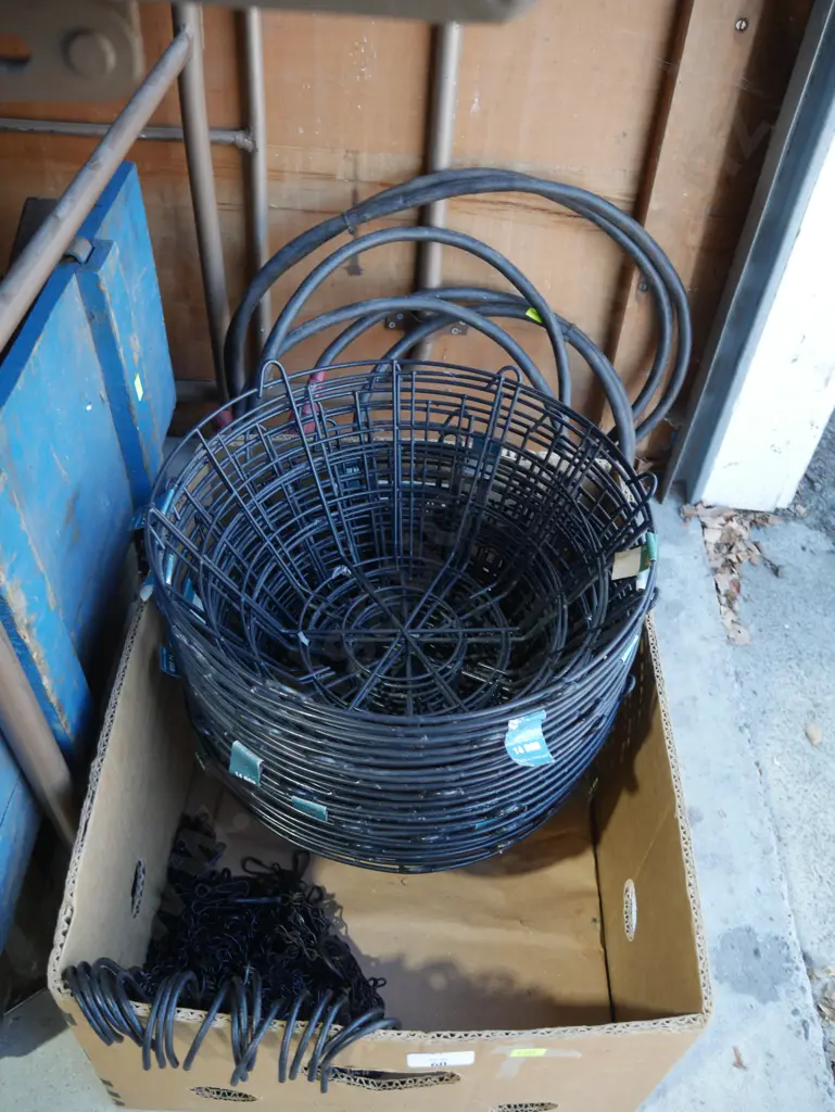 Hanging planters Image 1++