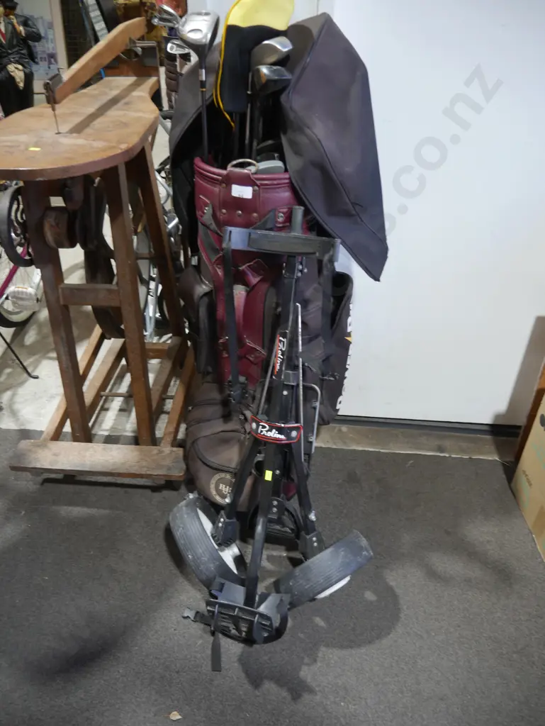 Golf clubs bag and trundler Image 1++