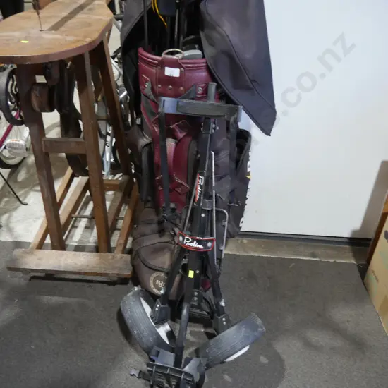 Golf clubs bag and trundler