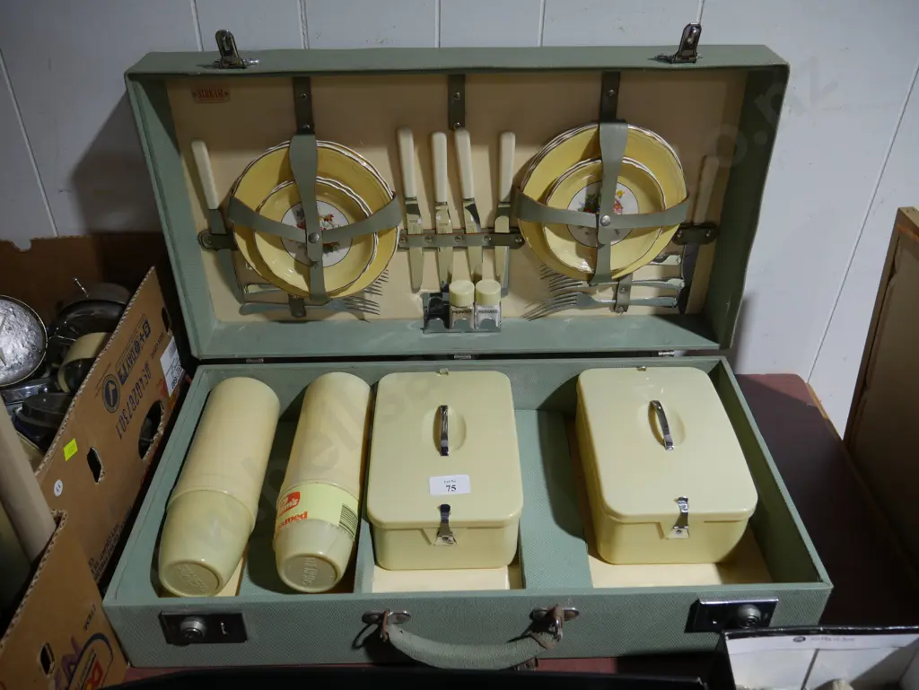 Vintage picnic case Image 1++
