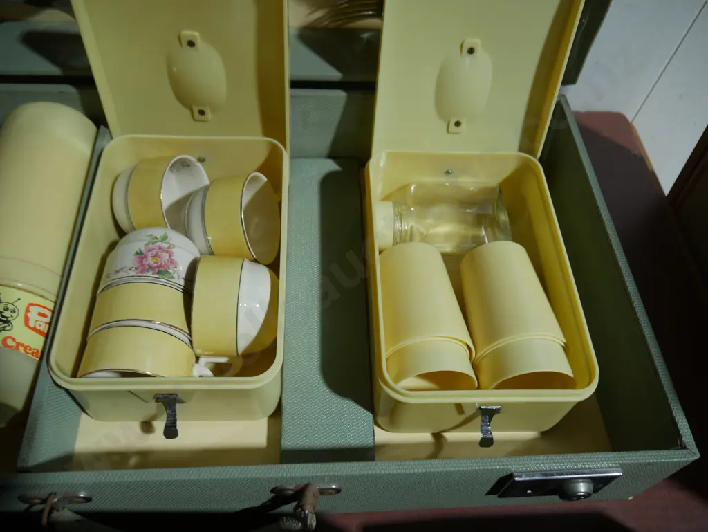 Vintage picnic case Image 1++