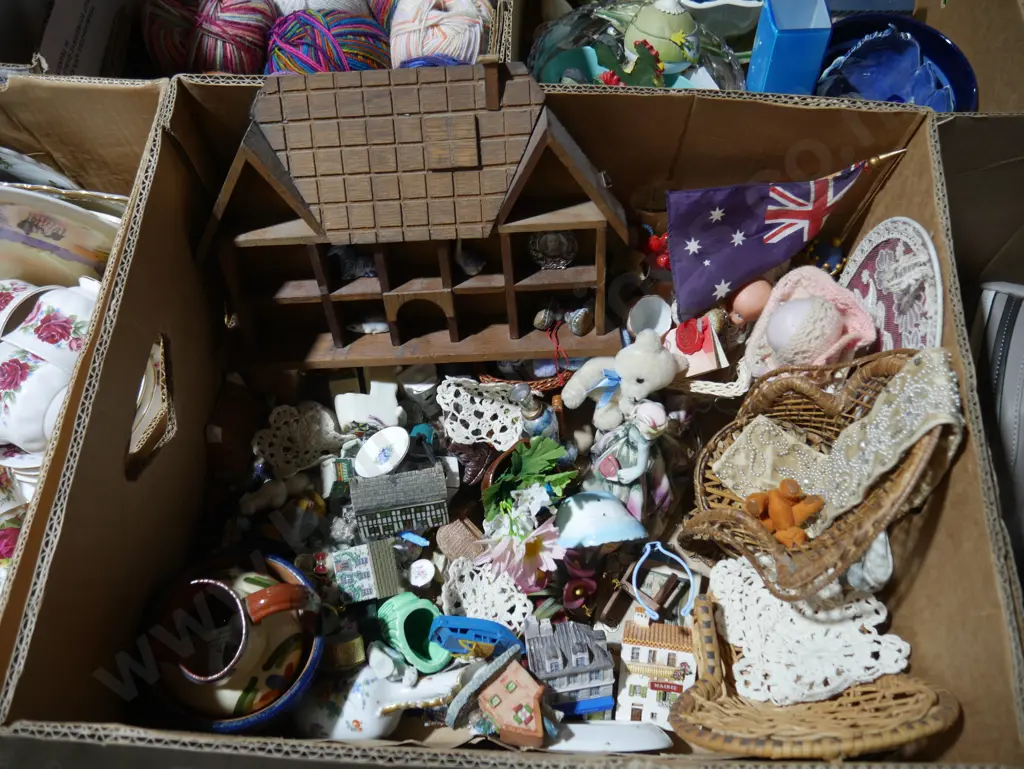 Assorted miniature ornaments etc Image 1++