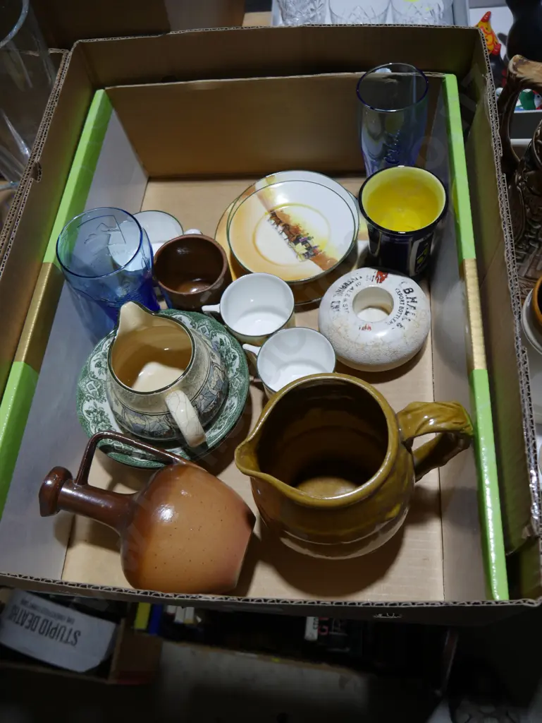 Box of mixed ceramic and glassware Image 1++
