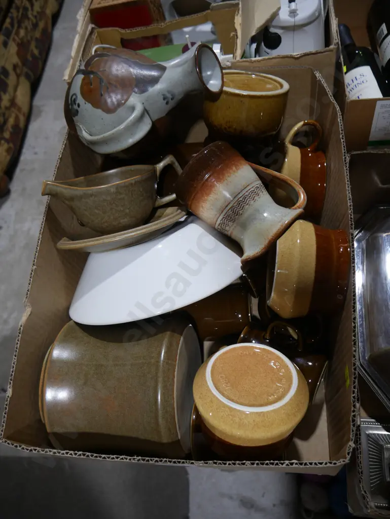 Box of pottery Image 1++