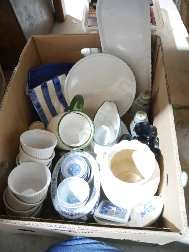 Box of assorted ceramic kitchenware, serving pieces etc Image 1++