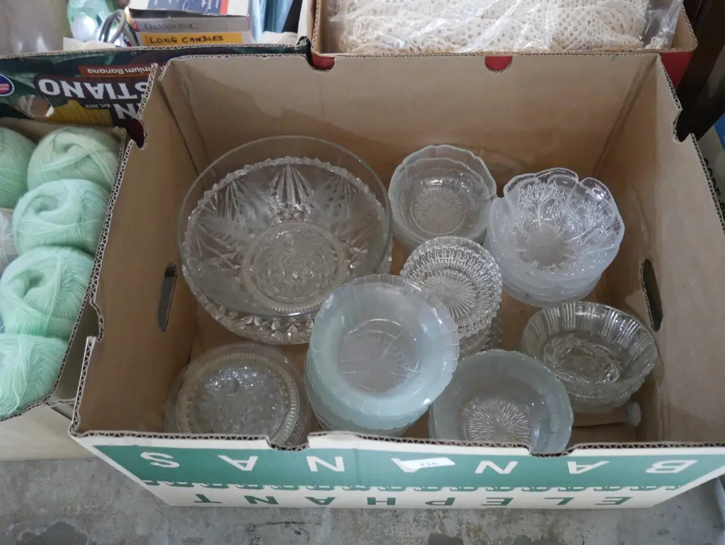 Box of glassware Image 1++