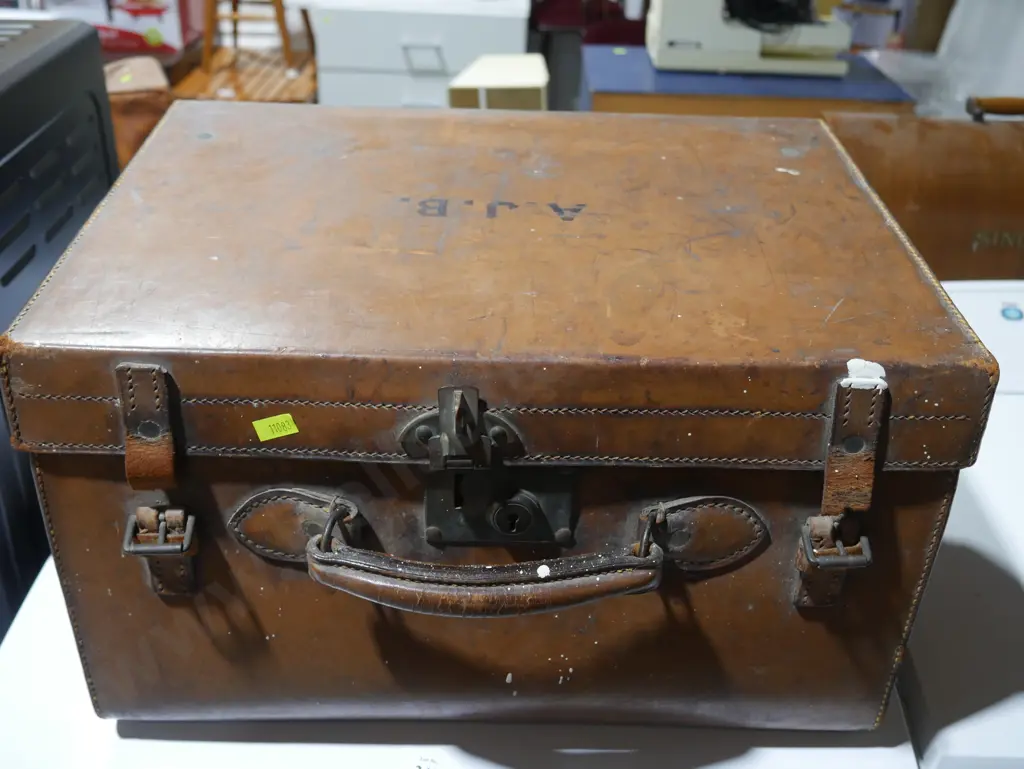 Vintage suitcase Image 1++