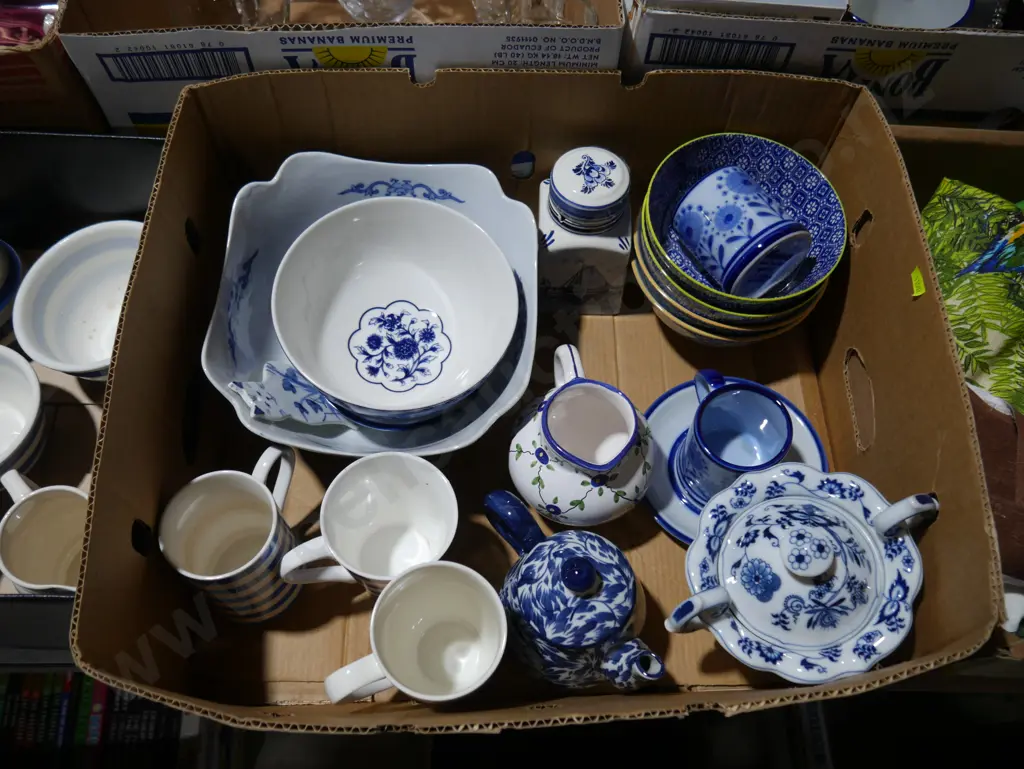 Box of blue and white china etc Image 1++