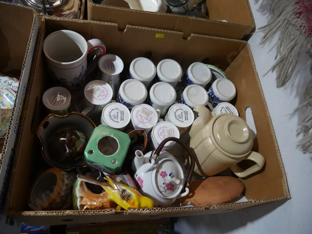 Box of mugs, teapots etc Image 1++