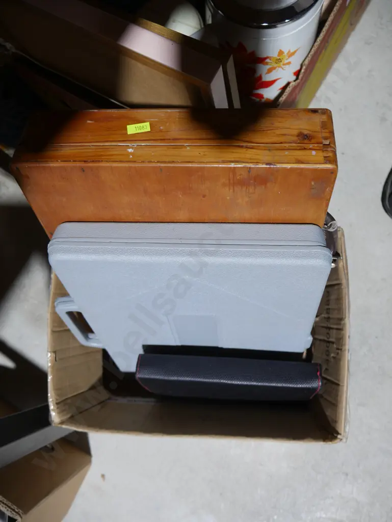 Box of knives, wooden case etc Image 1++