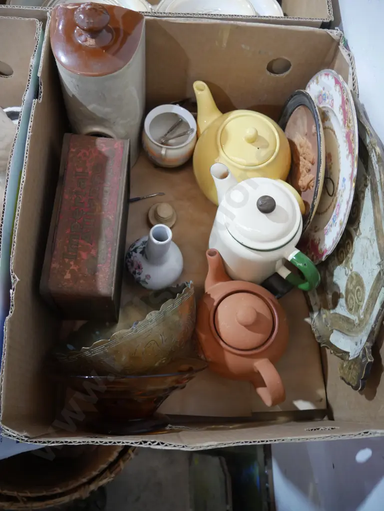 Teapots, plates etc Image 1++