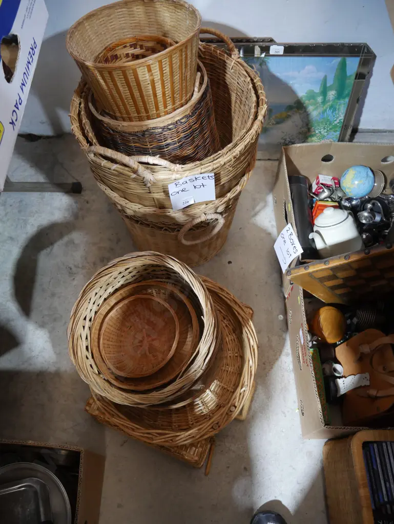 Assorted baskets Image 1++