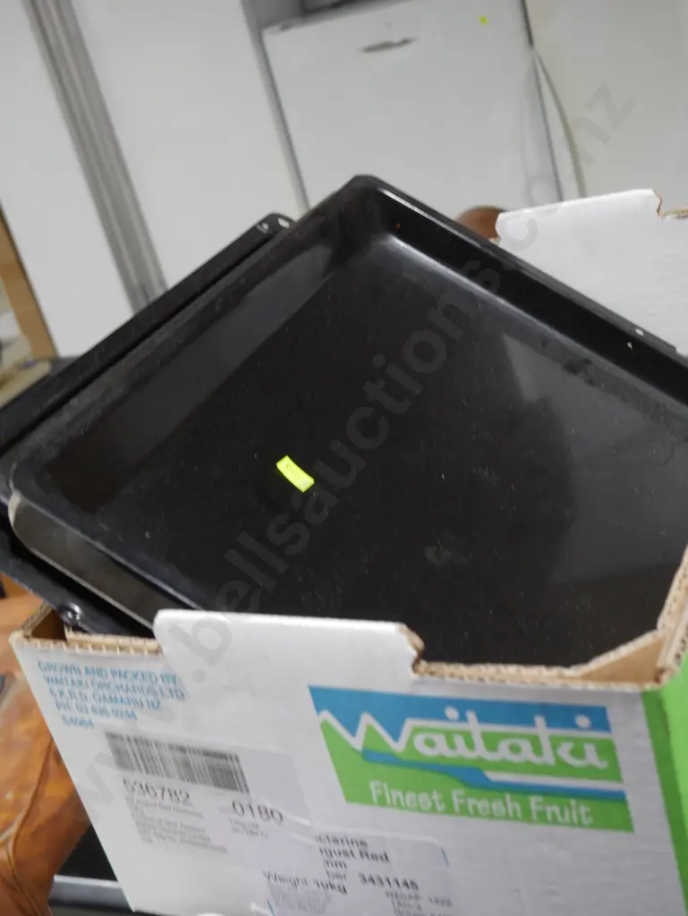 Box of baking trays Image 1++