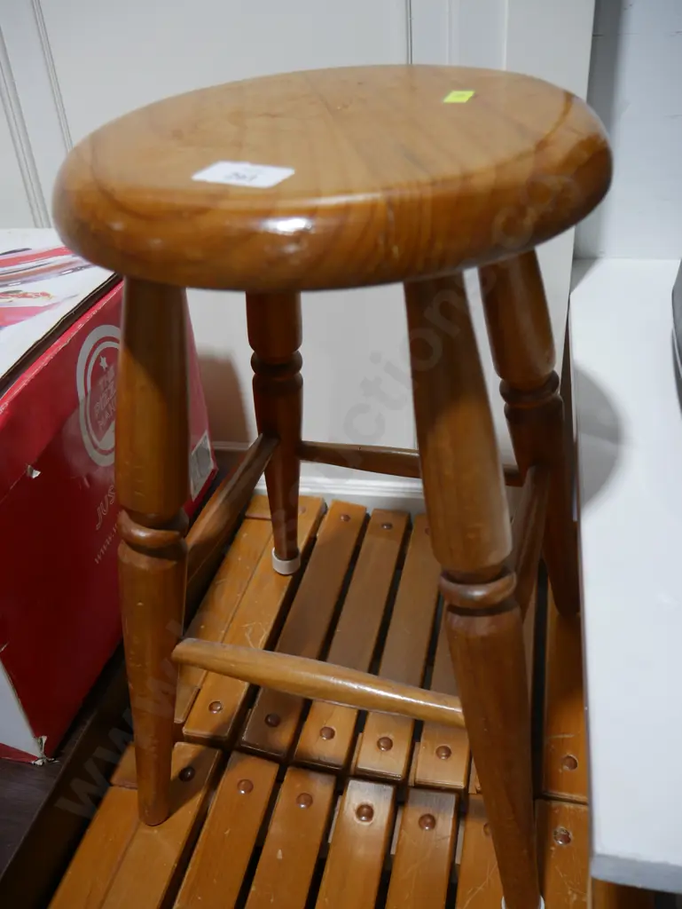 Wooden stool Image 1++