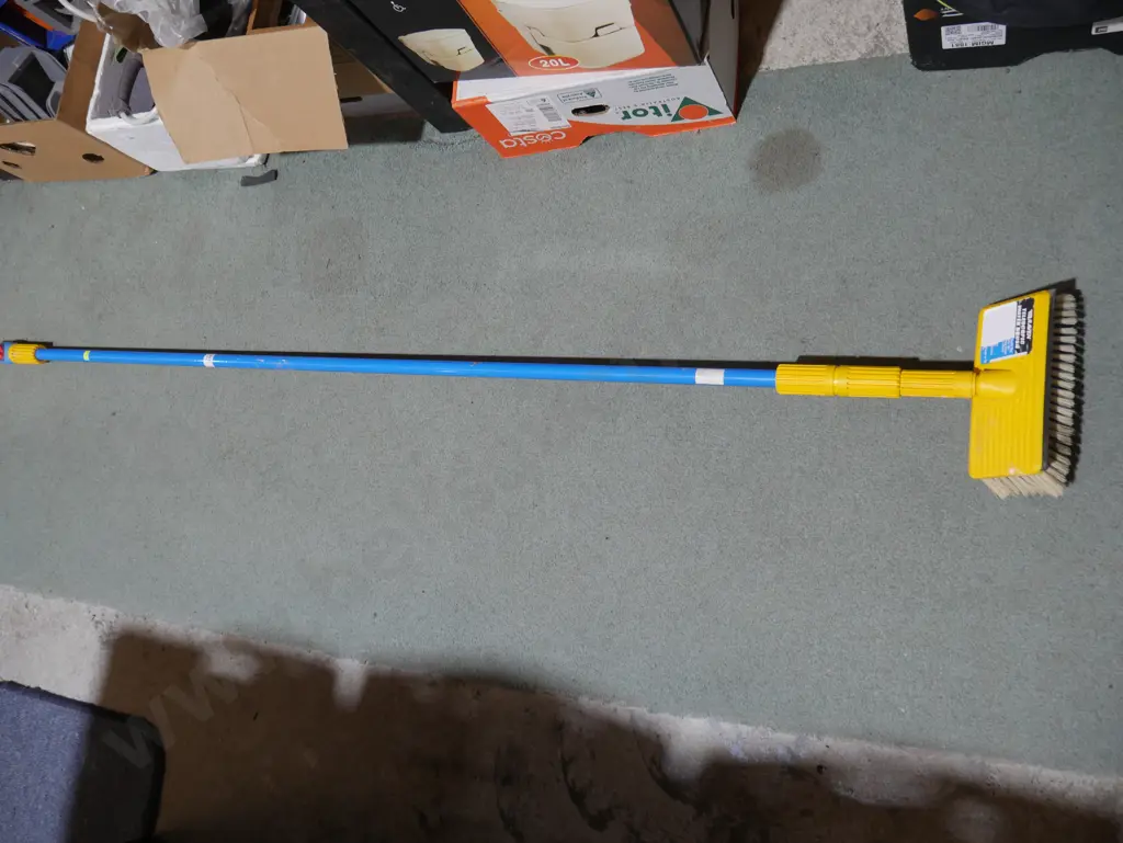 Window washing brush Image 1++