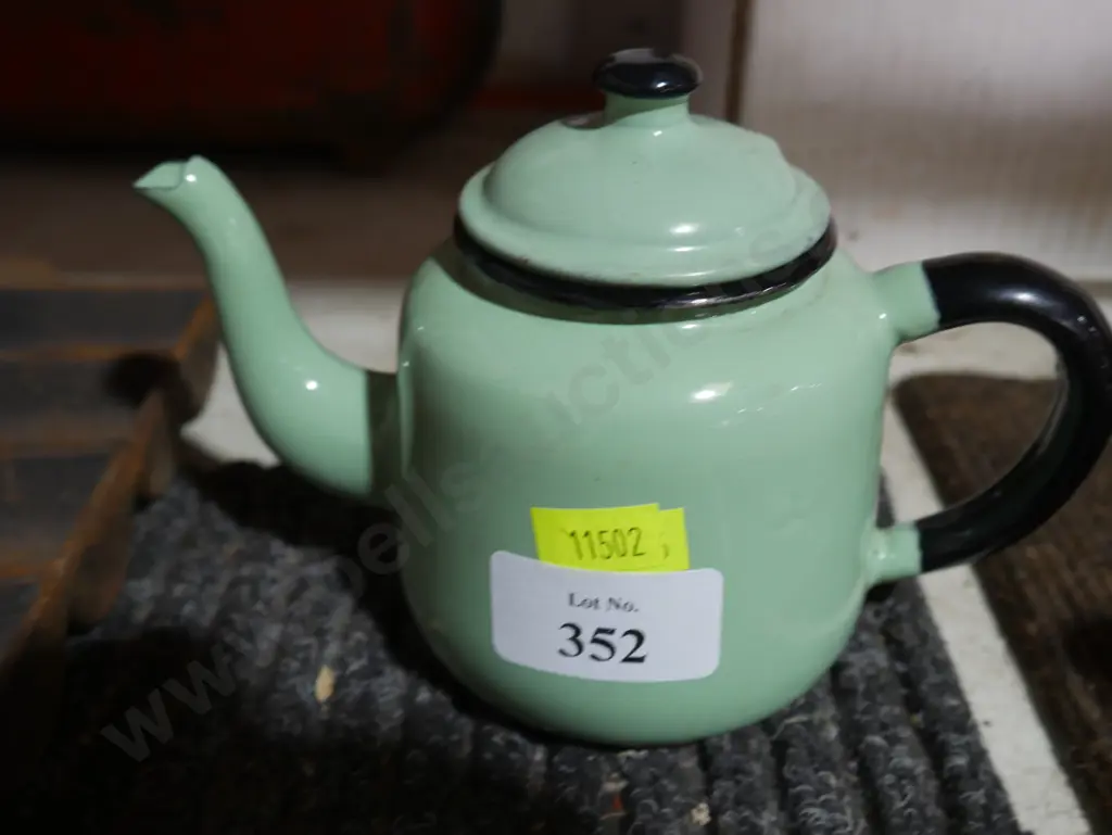 Small enamel teapot Image 1++