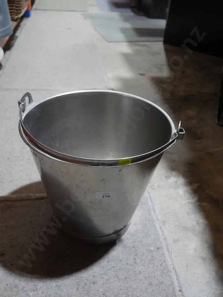 Metal bucket Image 1++