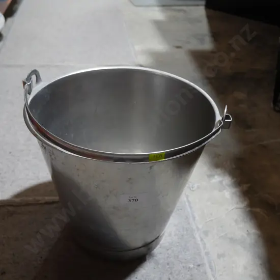 Metal bucket