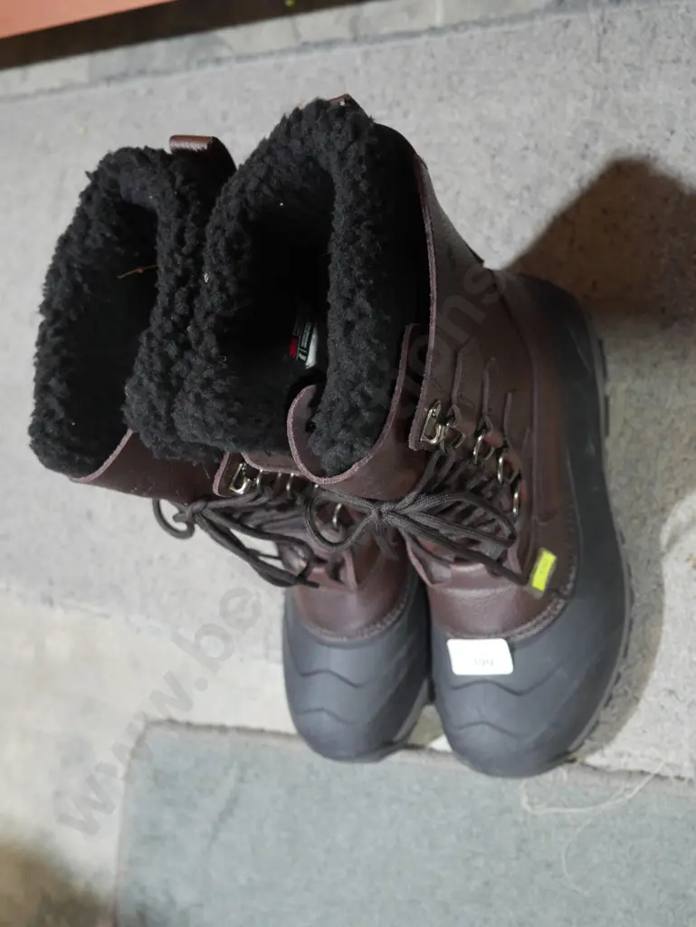 Thinsulate boots size 10 Image 1++