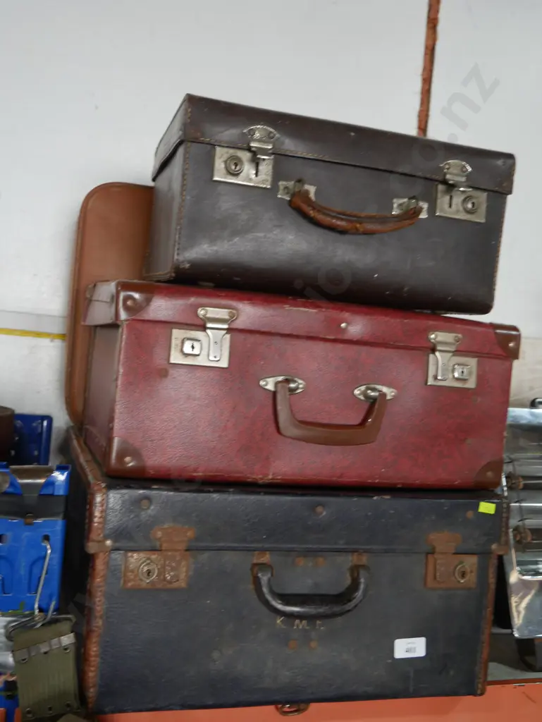 Assorted vintage suitcases Image 1++