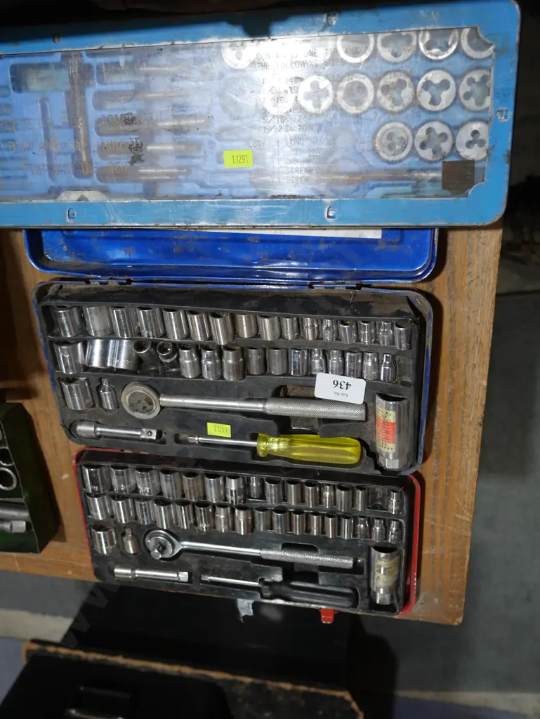 Tap and die set and two socket sets Image 1++