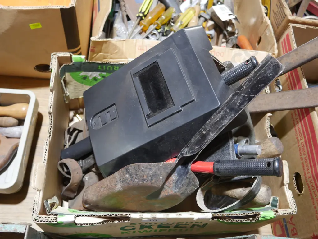 Assorted workshop sundries Image 1++