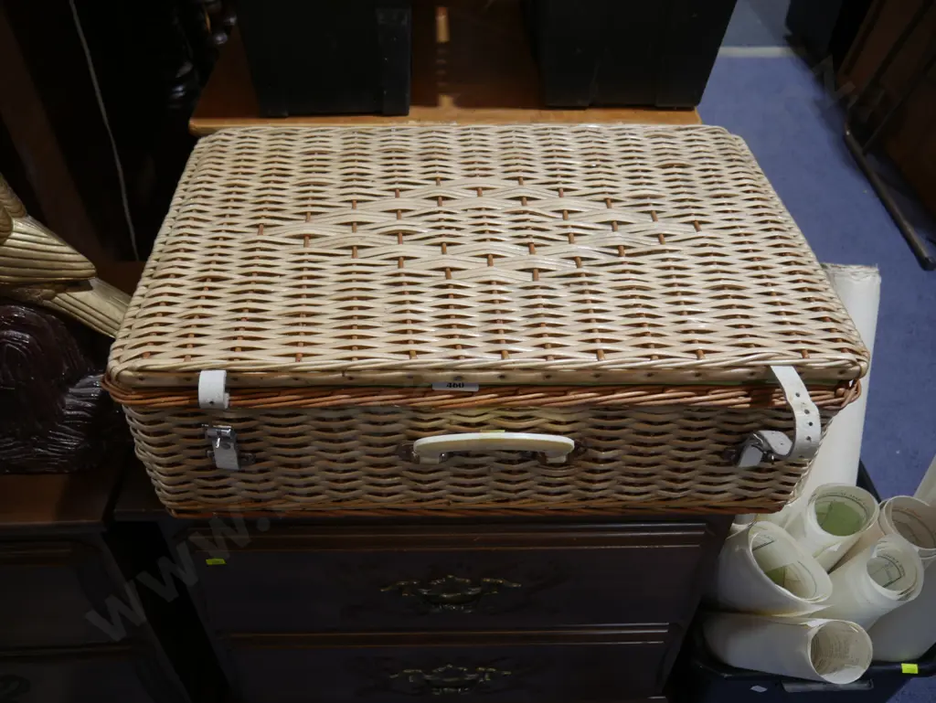 Picnic basket and contents Image 1++