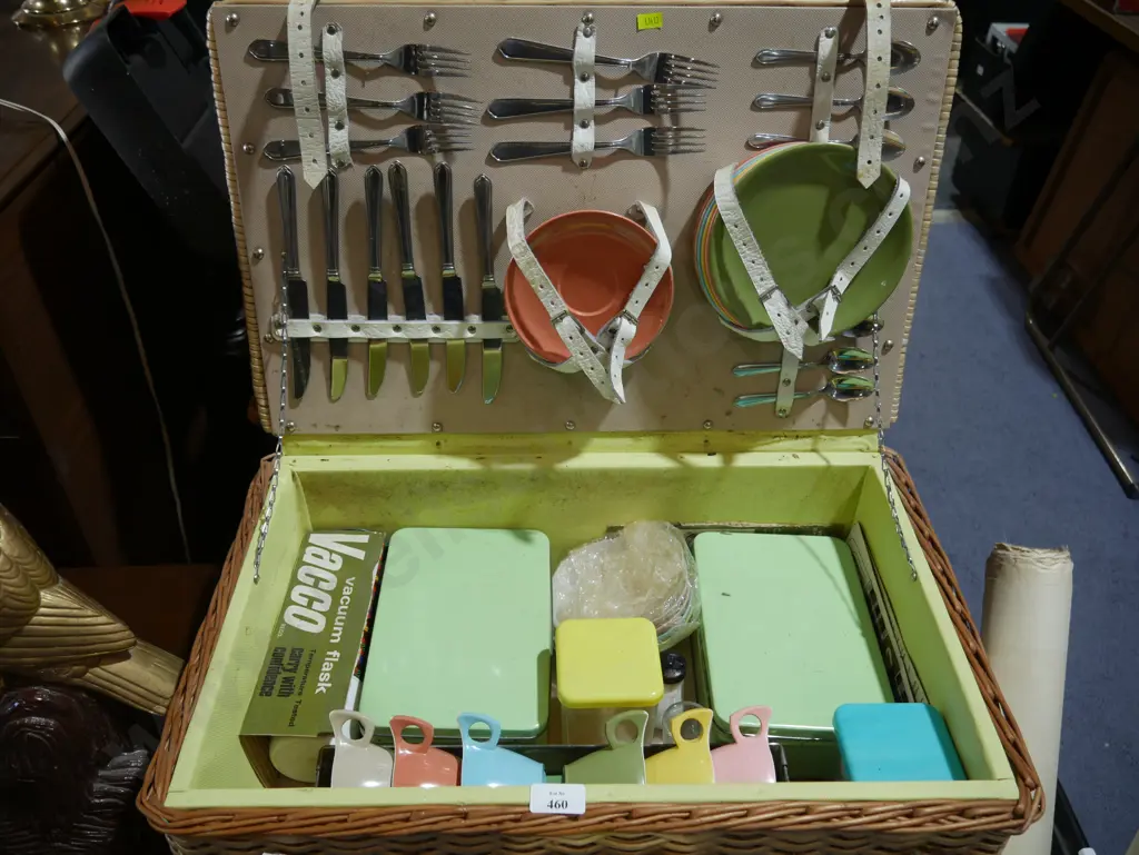 Picnic basket and contents Image 1++