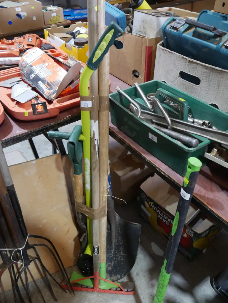 Assorted garden tools Image 1++