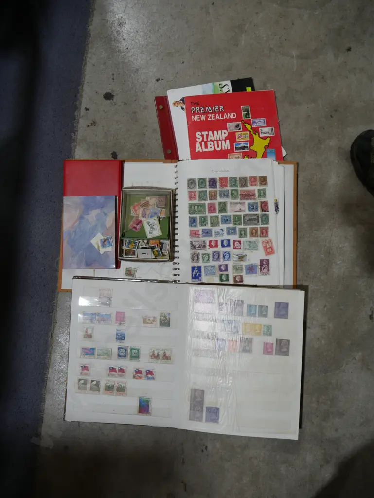 Stamp albums and loose stamps Image 1++