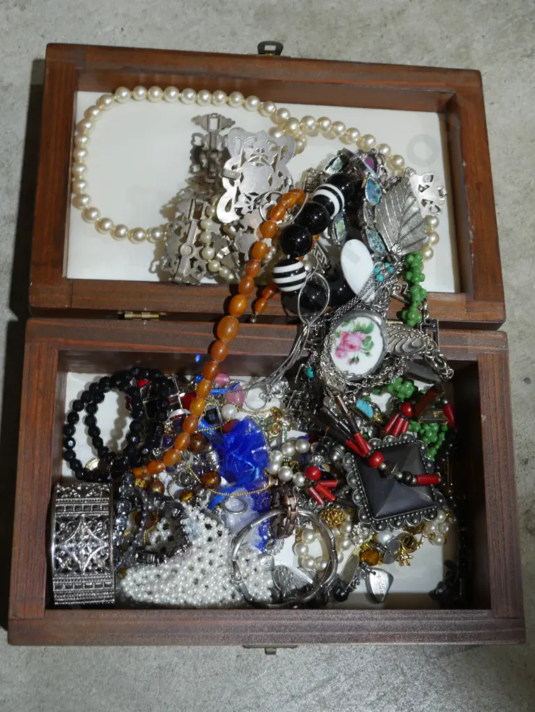 Costume jewellery in box Image 1++